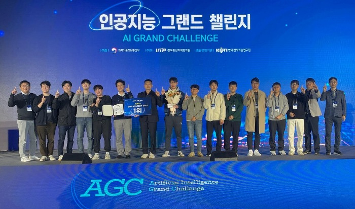 NCSOFT's　Team　VARCO　poses　for　a　photo　at　the　annual　Artificial　Intelligence　Grand　Challenge　(Courtesy　of　NCSOFT)