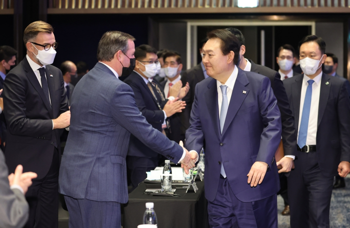 Luxembourg's　Crown　Prince　Guillaume　Jean　Joseph　Marie　(left)　shakes　hands　with　South　Korean　President　Yoon　Suk-yeol　at　an　event　to　declare　the　Asian　country’s　future　space　economy　roadmap　on　Nov.　28,　2022