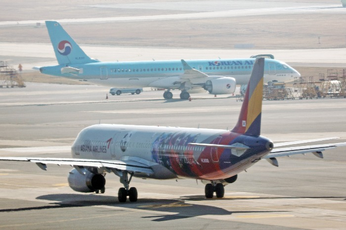 Aircraft of Korean Air and Asiana on a runway of Gimpo International Airport, South Korea (Courtesy of Yonhap)