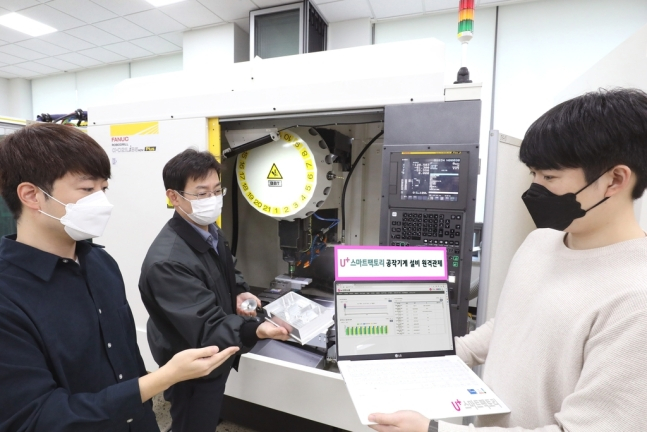 Employees of LG Uplus and Korea Fanuc are checking the process of processing parts for communication repeaters in front of the machine tools of Korea Fanuc (Courtesy of LG Uplus)