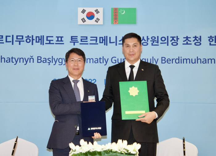Hyundai　Engineering　CEO　Hong　Hyun-Sung　(left)　shakes　hands　with　Federation　of　Turkmenistan　Industrial　Entrepreneurs　President　Dovran　Hudayberdyyev　after　signing　an　MOU　on　a　fertilizer　plant　in　the　Central　Asian　country　on　Nov.　29,　2022,　in　Seoul　(Courtesy　of　Hyundai　Engineering)