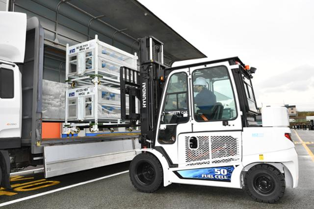 Hyundai Mobis' forklift powered by the company's self-developed hydrogen fuel cells