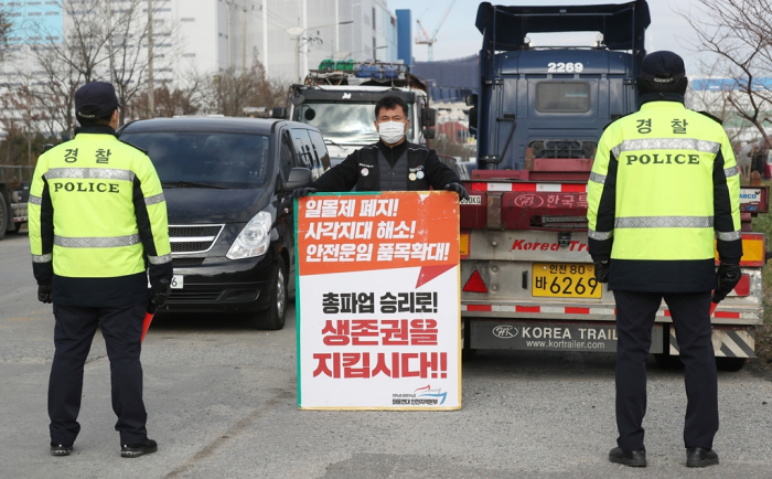 A　member　of　Korea's　Cargo　Truckers　Solidarity　union　protests　as　truckers　continue　their　strike