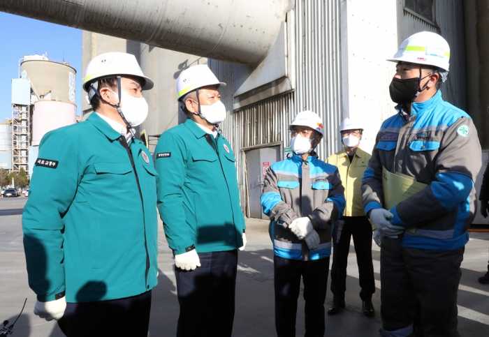 Trade　and　Industry　Minister　Won　Hee-ryong　(left)　visits　a　cement　company　as　truckers　continue　their　strike