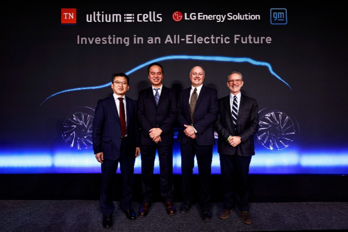 Ultium　Cells,　General　Motors　and　LG　Energy　Solution　executives　join　Tennessee　Governor　Bill　Lee　to　announce　the　additional　5　million　investment　in　Ultium　Cells　(Courtesy　of　Wade　Payne　for　Ultium　Cells)