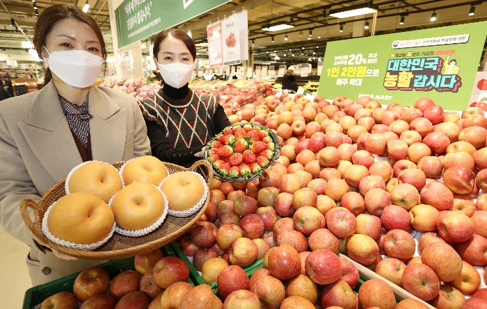 Korean　pear,　strawberry　and　apple 