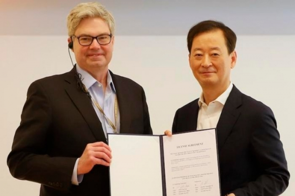 Emmyon CEO Christopher Adams(left) and CJ Cheiljedan CEO Choi Eun-suk