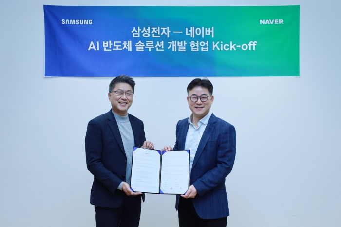 Han Jin-man (left), executive vice president and head of memory global sales and marketing at Samsung Electronics and Chung Suk-geun, CEO of Naver CLOVA CIC