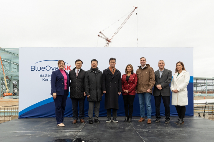 Executives　from　SK　On　and　Ford　pose　for　a　photo　following　the　groundbreaking　ceremony　for　their　EV　battery　JV　BlueOval　SK　in　Glendale,　Kentucky　on　Dec.　5,　2022