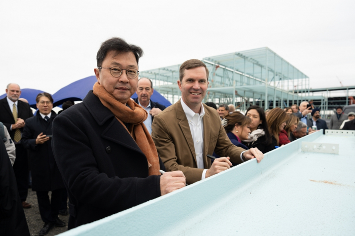 SK　Group　Executive　Vice　Chairman　Chey　Jae-won　(left)　and　Kentucky　Gov.　Andy　Beshear　at　the　BlueOval 　SK　groundbreaking　ceremony