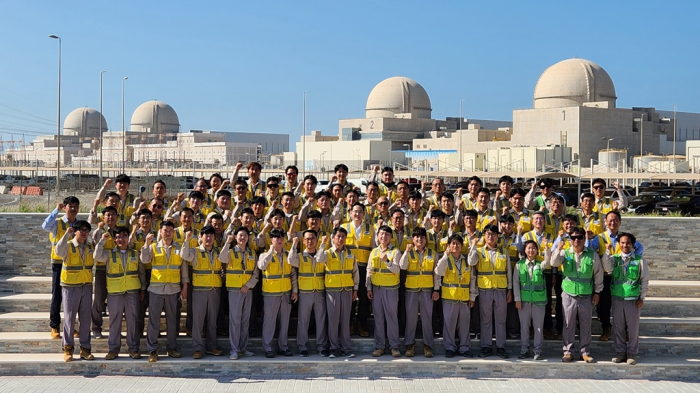 Samsung　leader　Jay　Y.　Lee　visits　the　construction　site　of　the　Barakah　nuclear　power　plant　project　in　the　UAE　and　poses　for　a　photo　with　Samsung　employees　on　Dec.　6,　2022