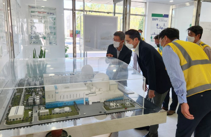 Samsung's Lee (second from left) in the UAE