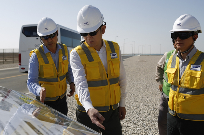 Samsung　leader　Jay　Y.　Lee　(center)　on　the　construction　site　of　the　Barakah　nuclear　power　plant　project　in　the　UAE