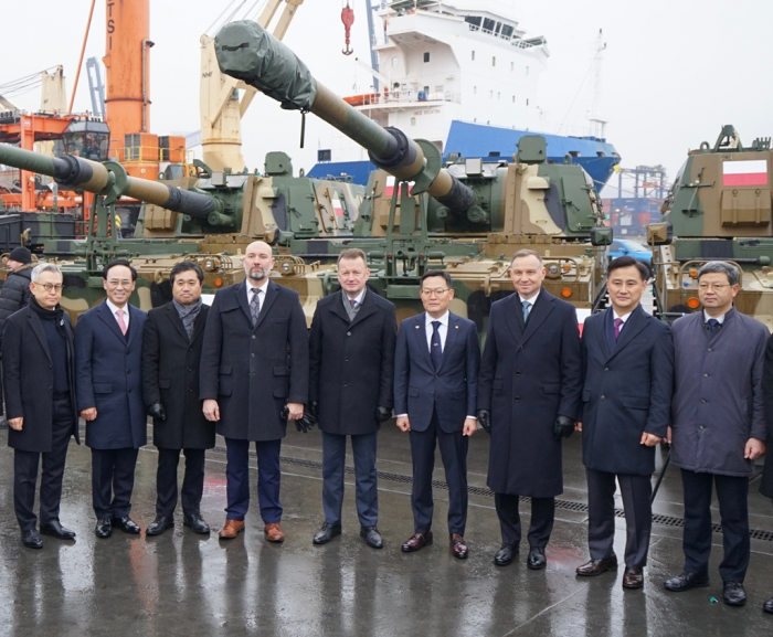 Government　officials　and　business　leaders　at　a　ceremony　for　the　arrival　of　Hyundai　Rotem's　K2　Black　Panther　tanks　in　Poland　on　Dec.　7,　2022