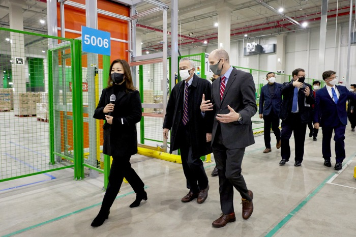 Philip　Goldberg(center),　U.S.　Ambassador　to　South　Korea,　visited　Coupang's　fulfillment　center　in　Daegu　on　Wednesday