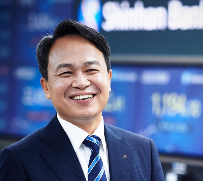 Shinhan　Bank　CEO　Jin　Ok-Dong　(Courtesy　of　Shinhan　Bank)