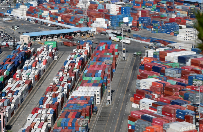 Containers　piled　up　at　an　open-air　storage　area　at　the　Port　of　Busan,　South　Korea,　on　Dec.　2,　2022　(Courtesy　of　Yonhap)