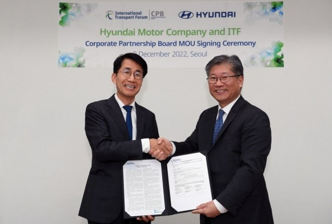 Kim　Dong-wook,　VP　of　Hyundai　Motor　Group　(left)　and　Kim　Young-tae,　Secretary　General　of　the　International　Transport　Forum,　OECD 