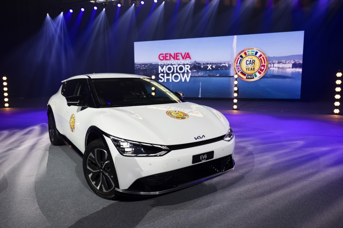 A　Kia　EV6　model　on　display　during　a　virtual　award　ceremony　for　winning 　'Car　of　the　Year　2022,’　at　the　Palexpo　in　Geneva,　Switzerland,　Feb.　28　2022　(Courtesy　of　EPA,　Yonhap)
