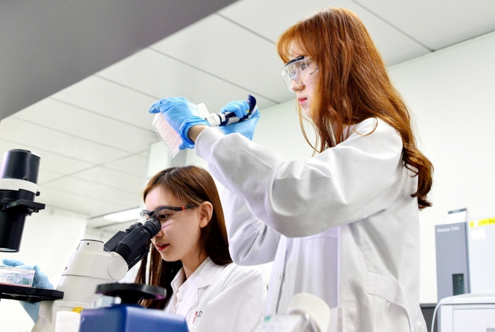 LG　Chem　bio　researchers　work　on　drug　experiments　at　the　group’s　R&D　campus　in　Seoul　(Courtesy　of　LG　Chem)