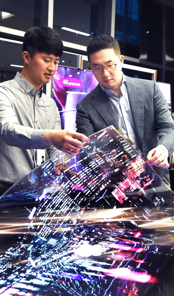 LG　Group　Chairman　Koo　Kwang-mo　(right)　checks　on　the　development　of　flexible　OLED　in　September　2018　(File　photo,　courtesy　of　LG)