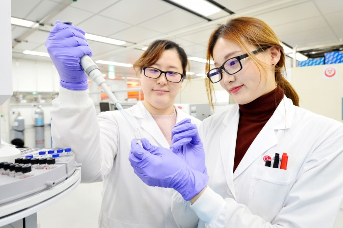 LG Chem researchers