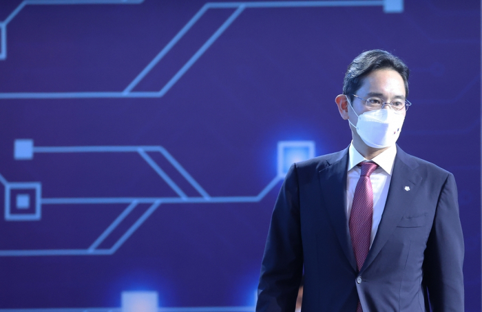 Samsung Group leader Jay Y. Lee welcomes visiting US President Joe Biden at the chipmaker's Pyeongtaek plant in May, 2022