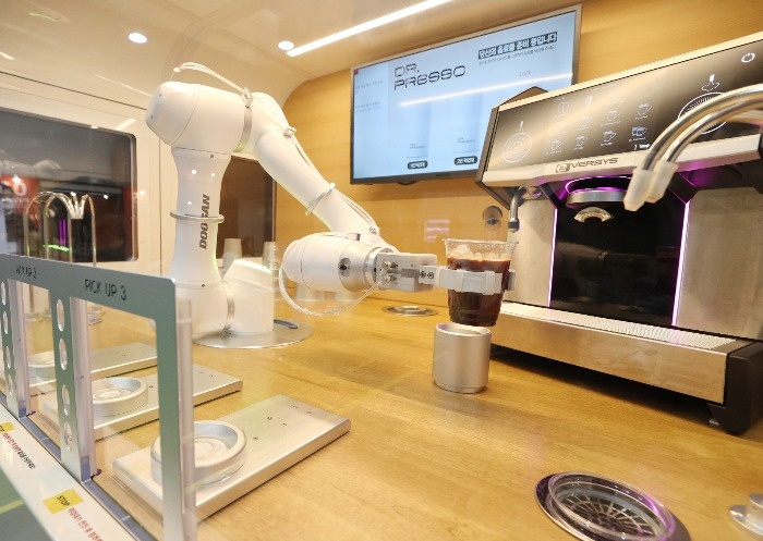 Doosan　Robotics'　barista　robot　Dr.　Presso