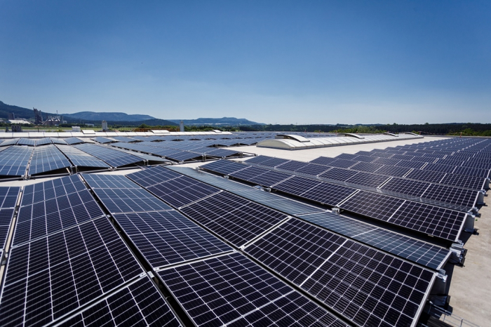 Solar　panels　set　up　by　Hanwha　Q　Cells　in　Germany