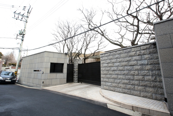 Shinsegae　Group　Chairwoman　Lee　Myung-hee’s　house　in　Yongsan,　Seoul　(Courtesy　of　Yonhap)