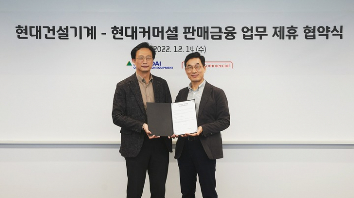 Hyundai　CE　VP　Moon　Jae-young　(left)　and　Hyundai　Commercial　CEO　Jang　Byeong-shik