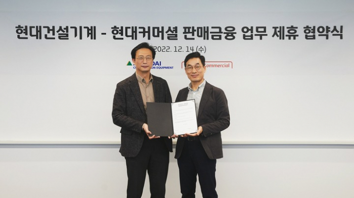 Hyundai CE VP Moon Jae-young (left) and Hyundai Commercial CEO Jang Byeong-shik