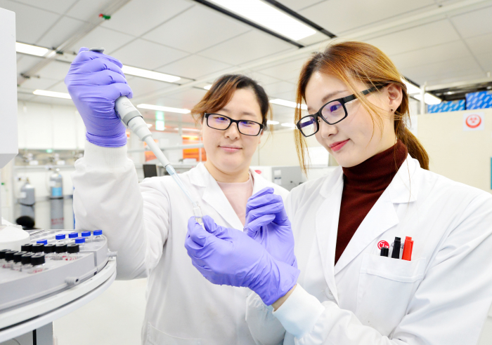 LG Chem Life Sciences researchers