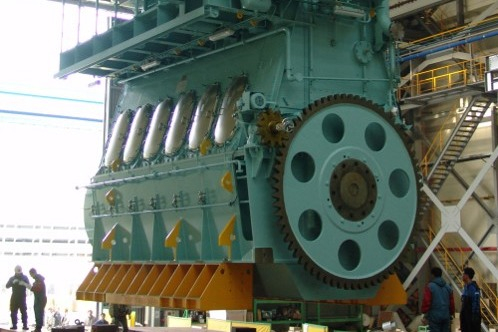 STX　Heavy　Industries'　marine　low-speed　diesel　engine　(Courtesy　of　STX) 