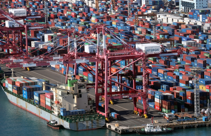 Containers　piled　up　at　an　open-air　storage　area　at　the　Port　of　Busan,　South　Korea,　on　Dec.　2,　2022　(Courtesy　of　Yonhap)