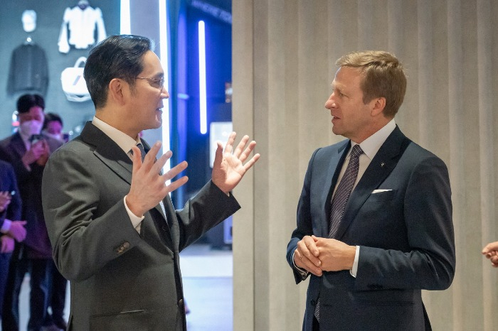 Jay　Y.　Lee　(left)　and　Oliver　Zipse　at　the　BMW　Advanced　Driving　Center