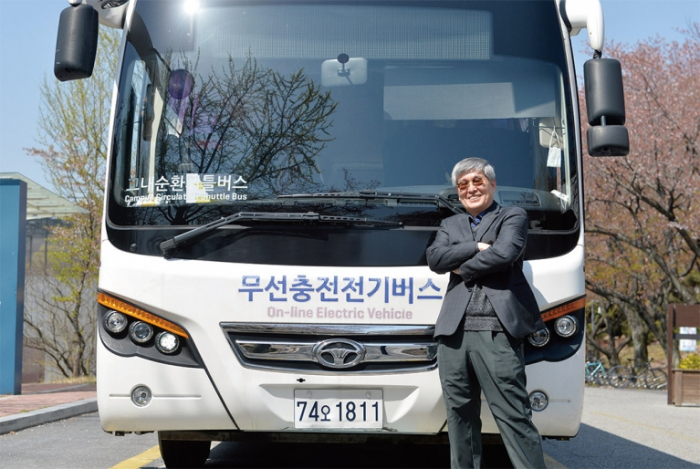 WiPowerOne's wireless-charging electric bus