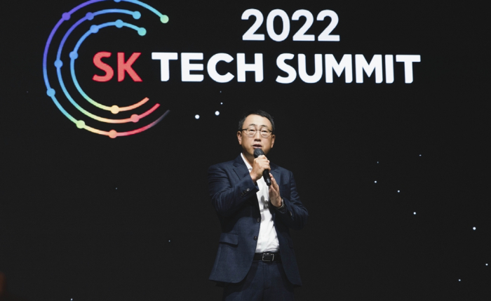 Ryu　Young-sang,　CEO　of　both　SK　Telecom　and　SK　Broadband,　speaks　at　the　SK　Tech　Summit　on　Nov.　8,　2022,　in　Seoul　(File　photo,　courtesy　of　SK　Telecom)
