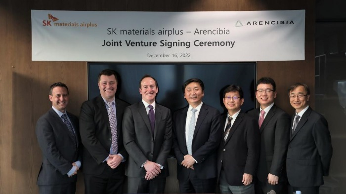 SK　Materials　Airplus　and　Arencibia　signed　an　MOU　on　Dec.　16　(Courtesy　of　SK　Group)