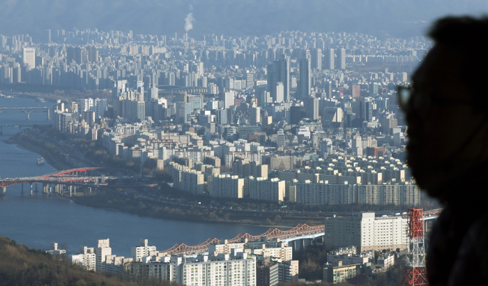 Apartments　in　Seoul.　South　Korean　apartment　prices　slid　1.6%　in　the　first　11　months　of　the　year,　the　largest　decline　since　a　13.6%　tumble　in　1998,　according　to　Kookmin　Bank