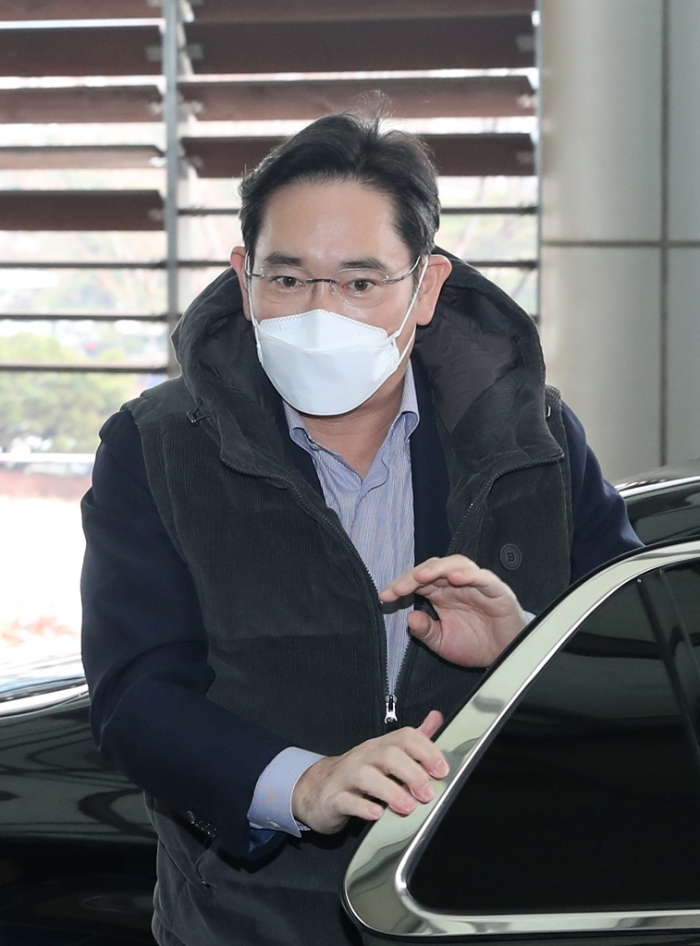 Samsung　Electronics　Chairman　Jay　Y.　Lee　at　Gimpo　International　Airport　in　Seoul　on　Dec.　21,　2022　(Courtesy　of　News1)