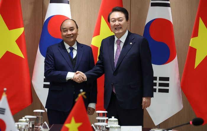 Nguyen　Xuan　Phuoc(left),　President　of　Vietnam　met　with　Yoon　Suk-Yeol,　President　of　South　Korea　during　his　state　visit　to　Korea　on　the　5th　to　mark　the　30th　anniversary　of　diplomatic　relations　between　South　Korea　and　Vietnam