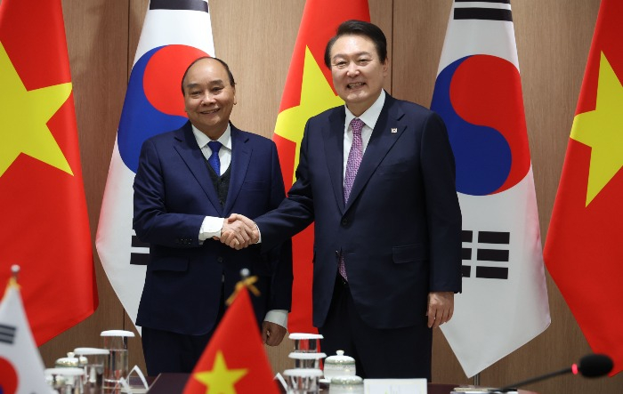 Nguyen Xuan Phuoc(left), President of Vietnam met with Yoon Suk-Yeol, President of South Korea during his state visit to Korea on the 5th to mark the 30th anniversary of diplomatic relations between South Korea and Vietnam
