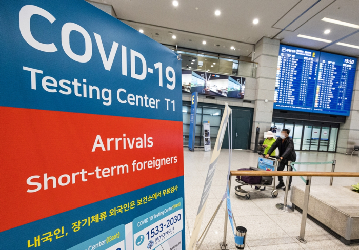 A　COVID-19　testing　center　sign　at　a　Korean　airport