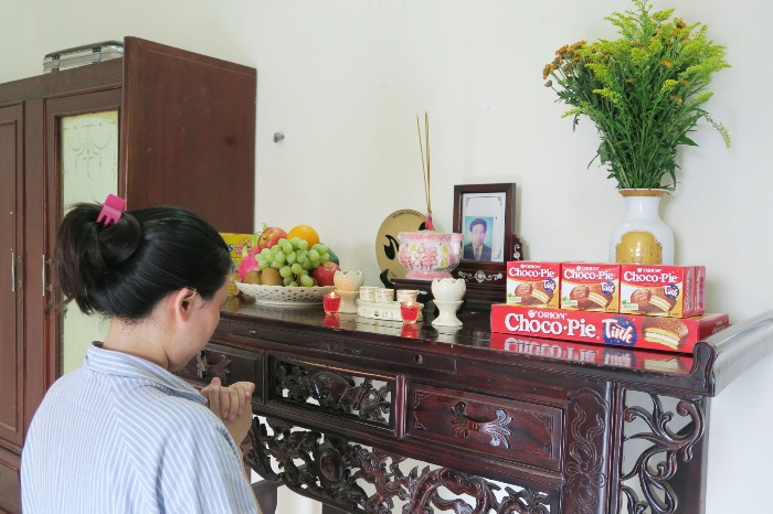 A　Vietnamese　family　includes　Orion　Choco-pies　in　its　offerings　to　ancestors 