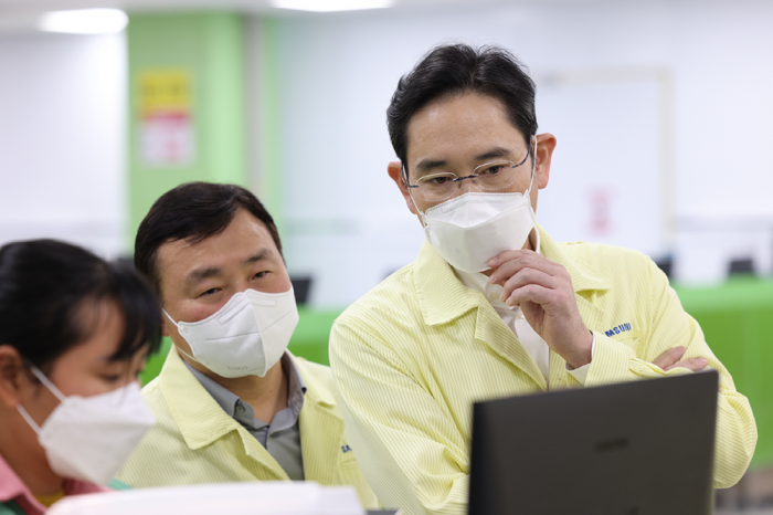 Samsung Electronics Chairman Jay Y. Lee (right) takes a look at a smartphone production line at its Vietnamese plant on Dec. 22, 2022 (Courtesy of Samsung Electronics)