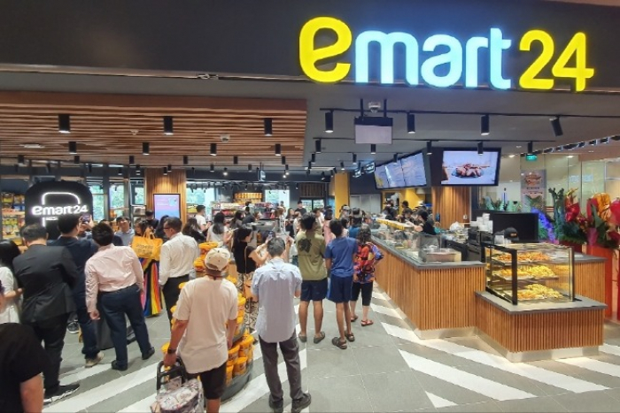 E-Mart　opens　its　first　store　in　Singapore　on　Dec.　23　(Courtesy　of　Yonhap　News)
