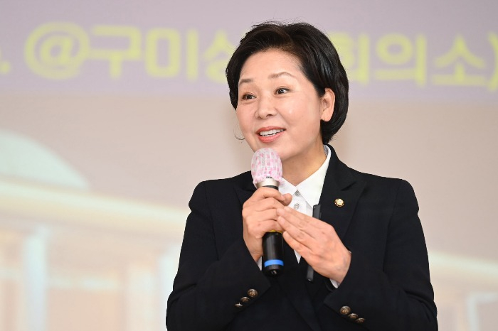 Rep.　Yang　Hyang-Ja　delivers　a　special　lecture　at　the　Gumi　Chamber　of　Commerce　and　Industry　on　Dec.　5,　2022　(Courtesy　of　Gumi　city　government)