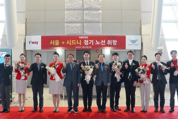 T'way　Air　held　a　celebratory　event　at　Incheon　International　Airport　to　mark　the　launch　of　an　Incheon-Sydney　flight　route.　(Courtesy　of　T'way　Air)