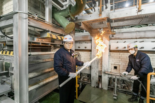 KCC　Chairman　Chung　Mong-jin　places　new　embers　in　the　furnace　at　Munmak　plant　(Courtesy　of　KCC)